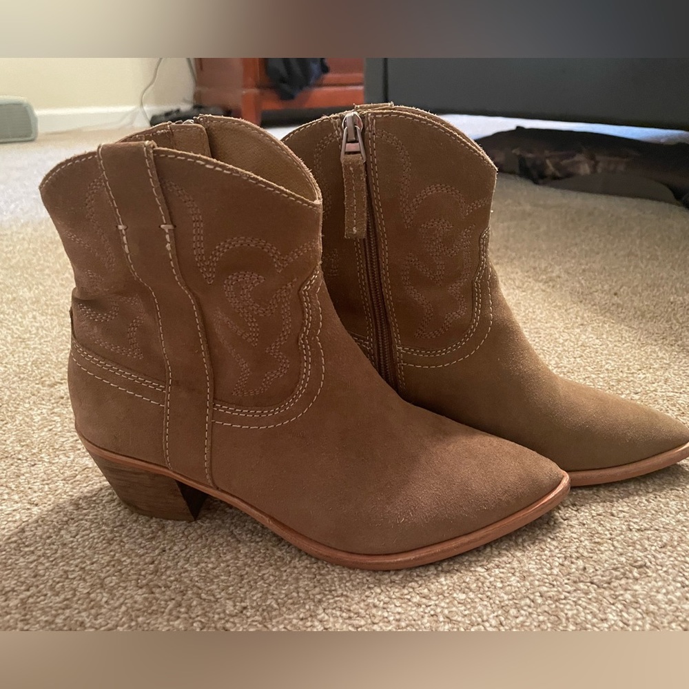 Like new Dolce Vita Western Suede boots size 7